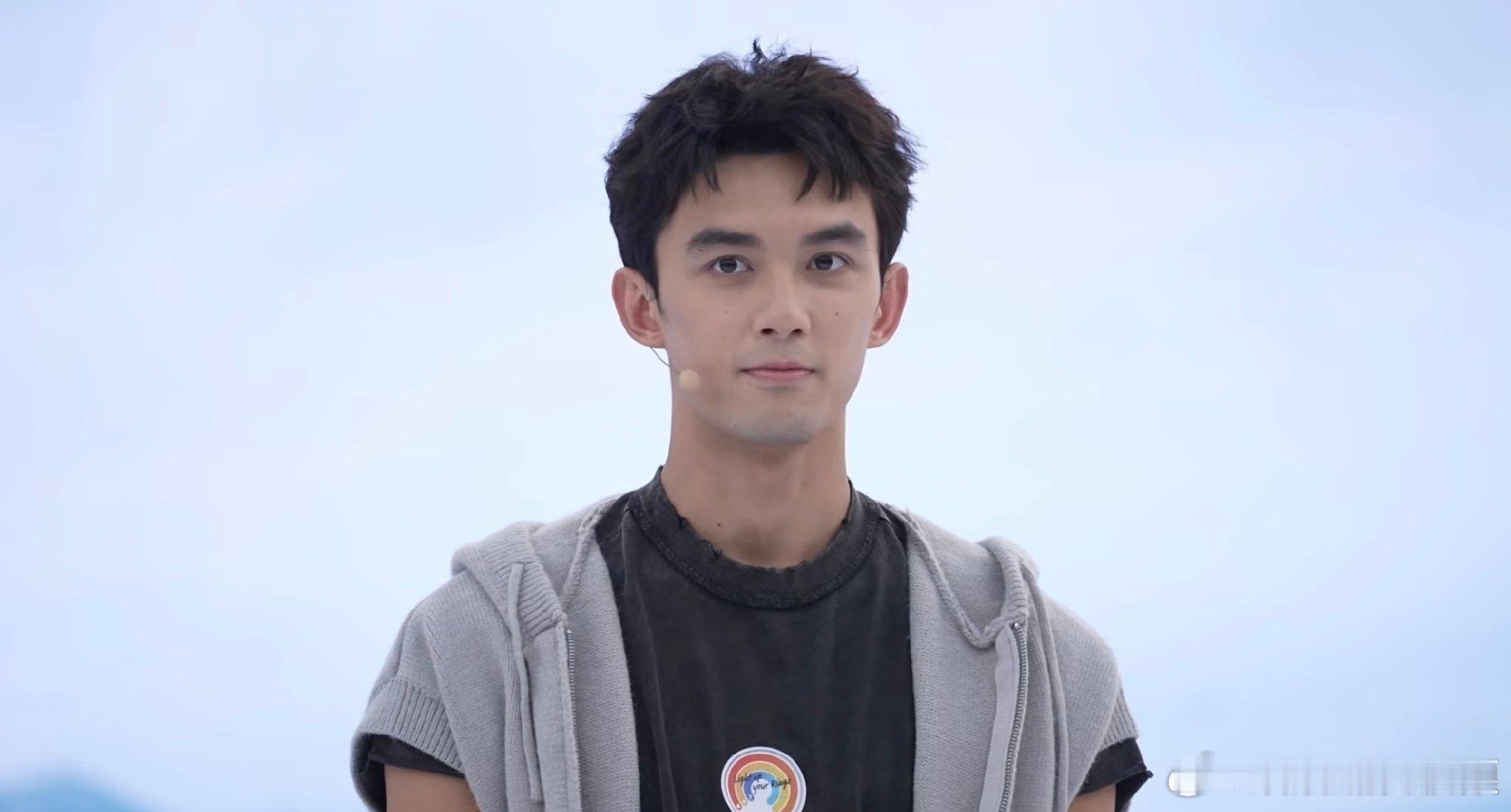 #吴磊身材比例好绝# 吴磊不仅演技好，运动细胞也超赞，简直是内娱的宝藏男孩！不论