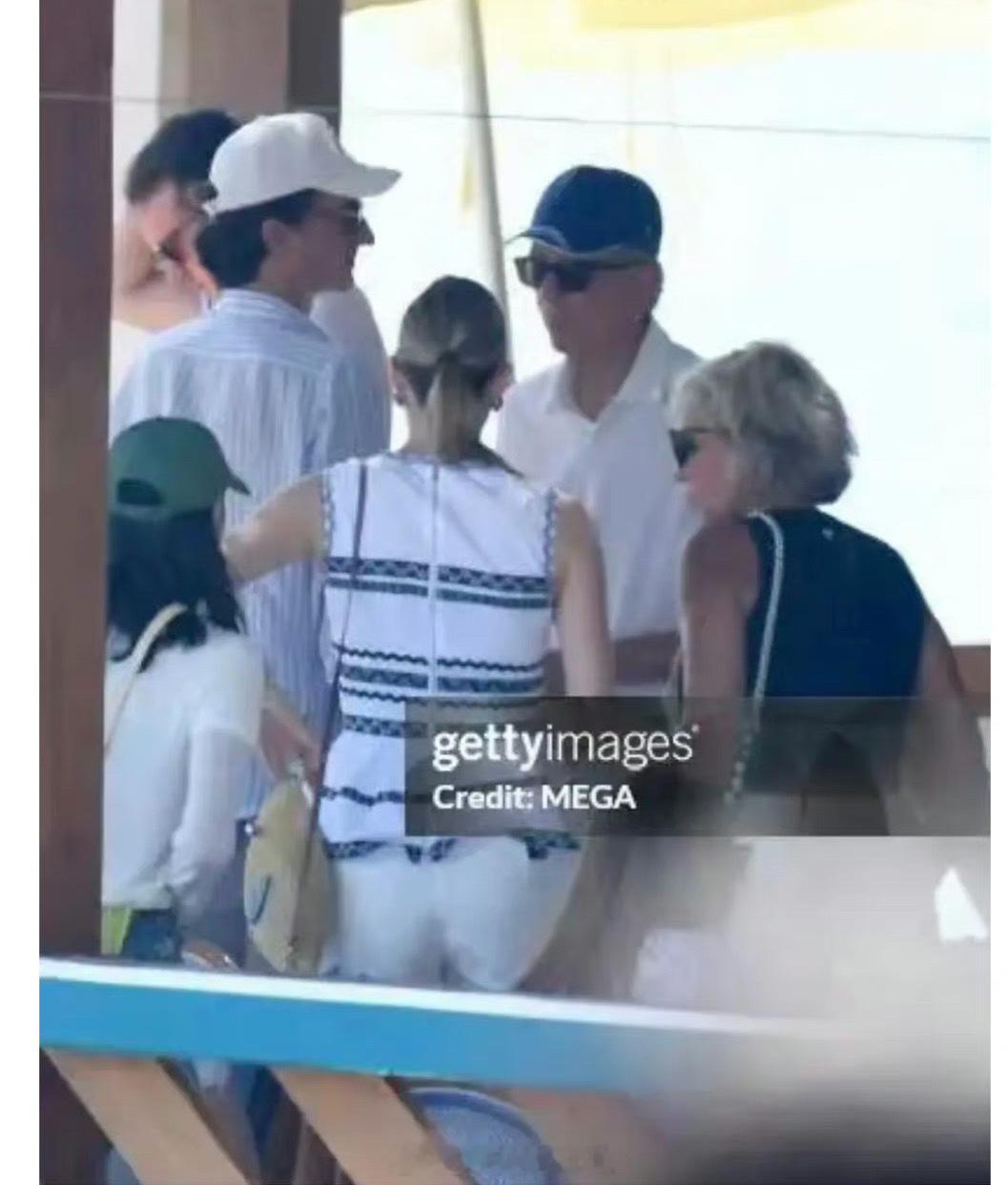 #Lisa和三公子一家在度假#这两个人的感情很稳定啊，而且也很甜蜜呢，Lisa和