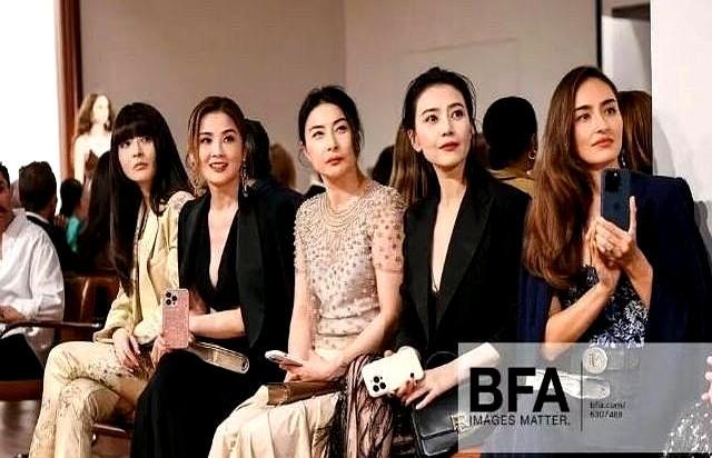 谁能想到，跳水皇后郭晶晶和高圆圆阿Sa同框看秀，直接把当年的纽约拉夫劳伦秀场炸了