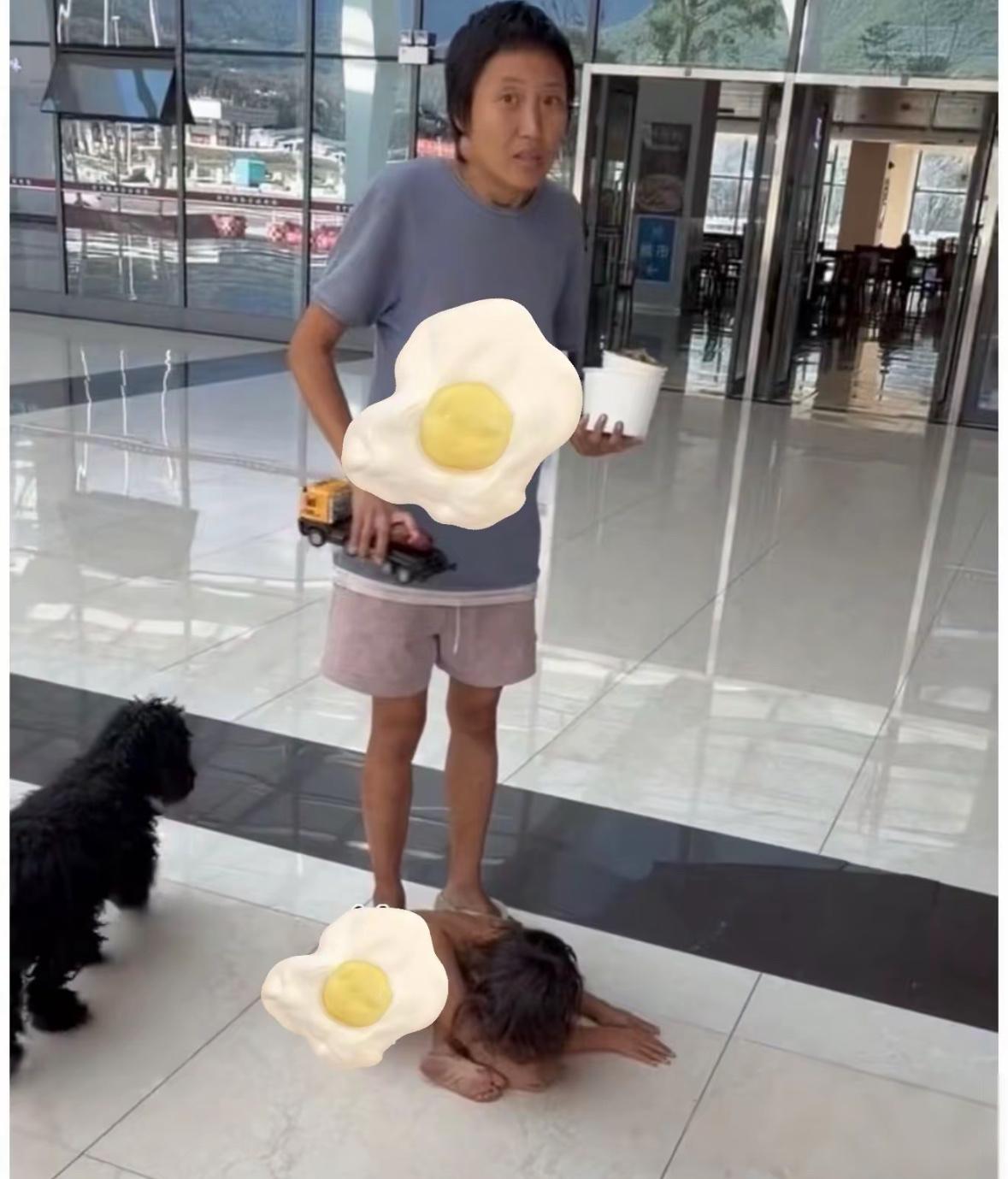 “野人小孩”妈妈照片曝光！你看她瘦骨如柴这还不是重点，大家看看这个妈妈的眼神异常