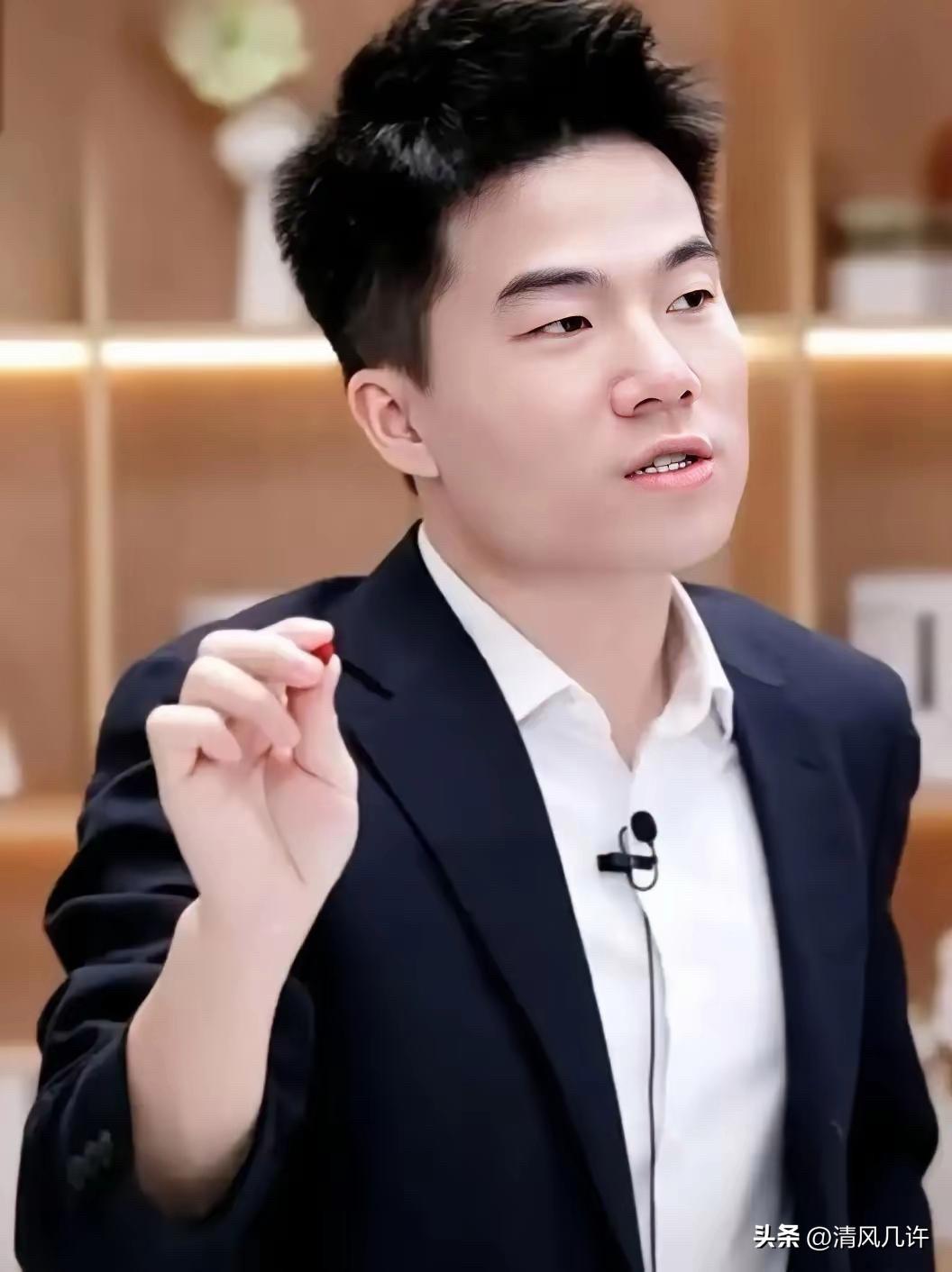 董宇辉在直播尾声忽然放下产品，对着镜头轻声说：“后台有位妈妈留言，女儿读初中了，