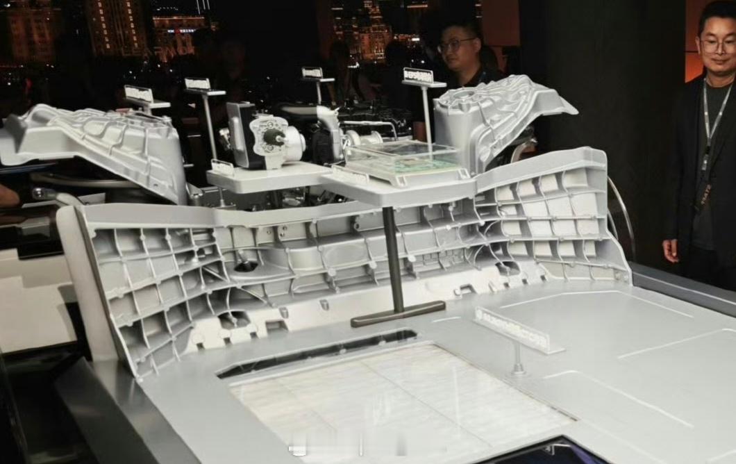 biw D19这个前围还是很屌的一体化压铸左右一体二代8和M9之后的第三个 还有