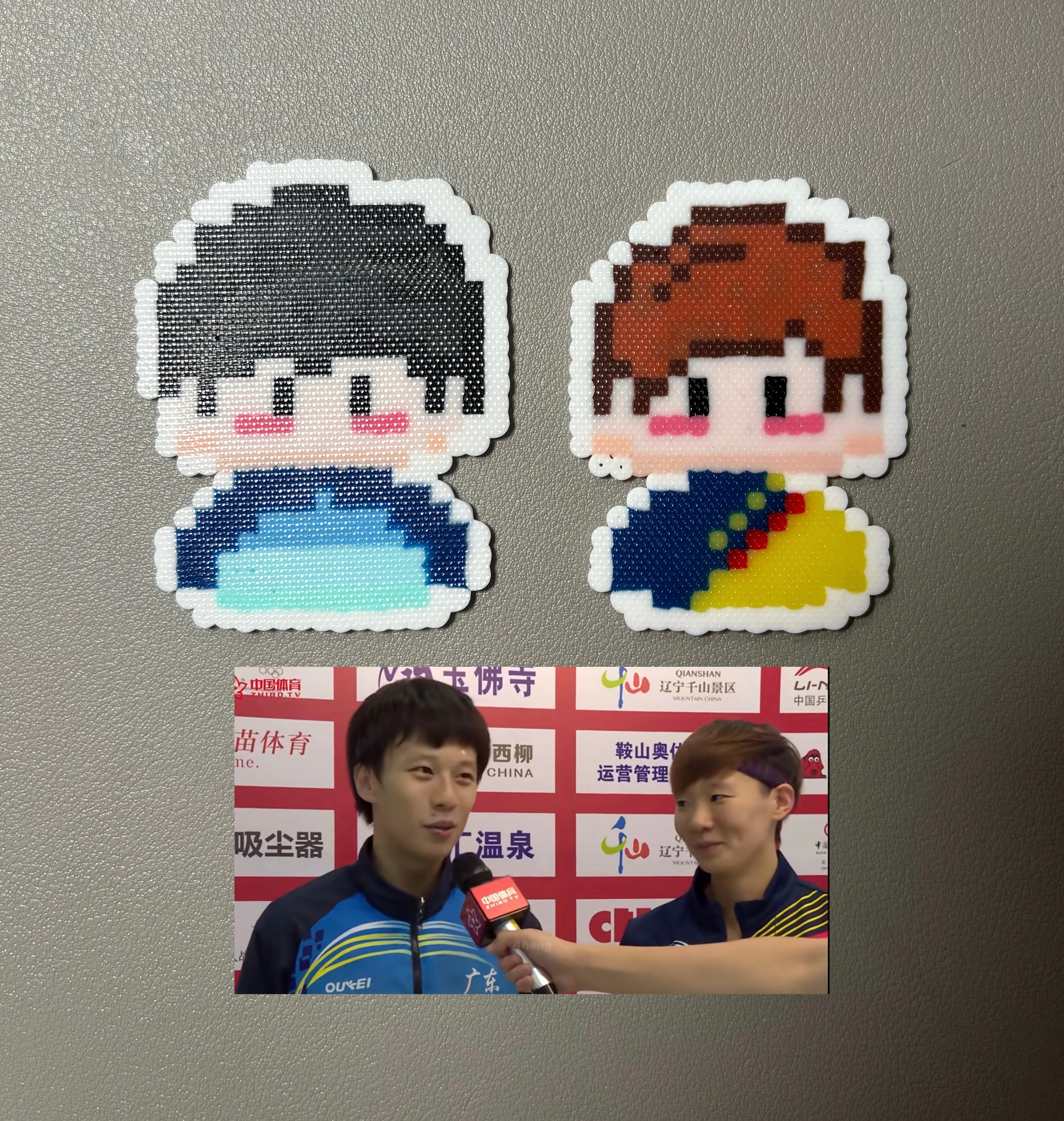 左边的小人咳嗽了几下，然后右边的小人害羞地笑了。 