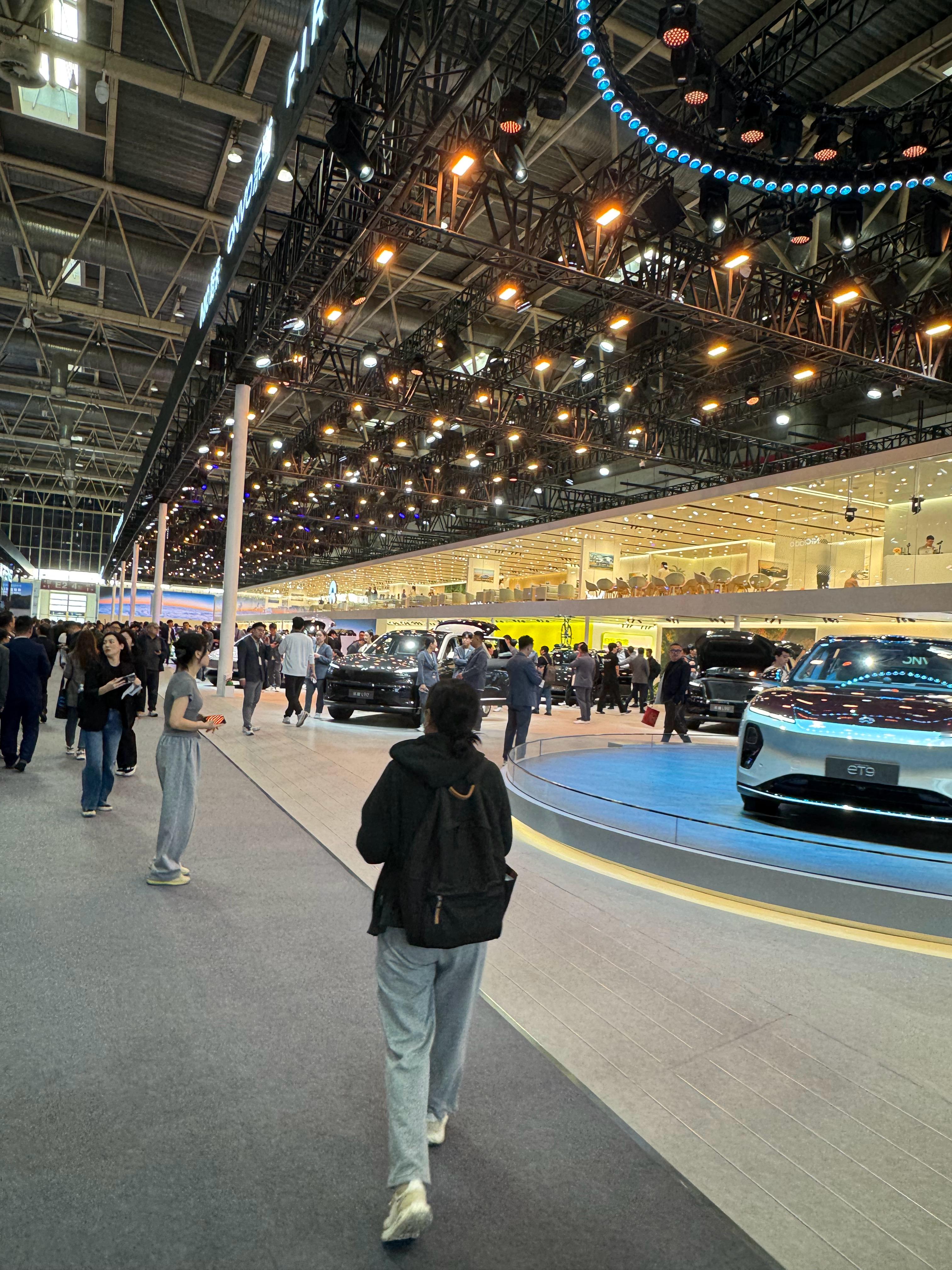 蔚来北京车展的展台有多大？基本包了一半的 E2 馆，李斌说这应该是蔚来过去参照最