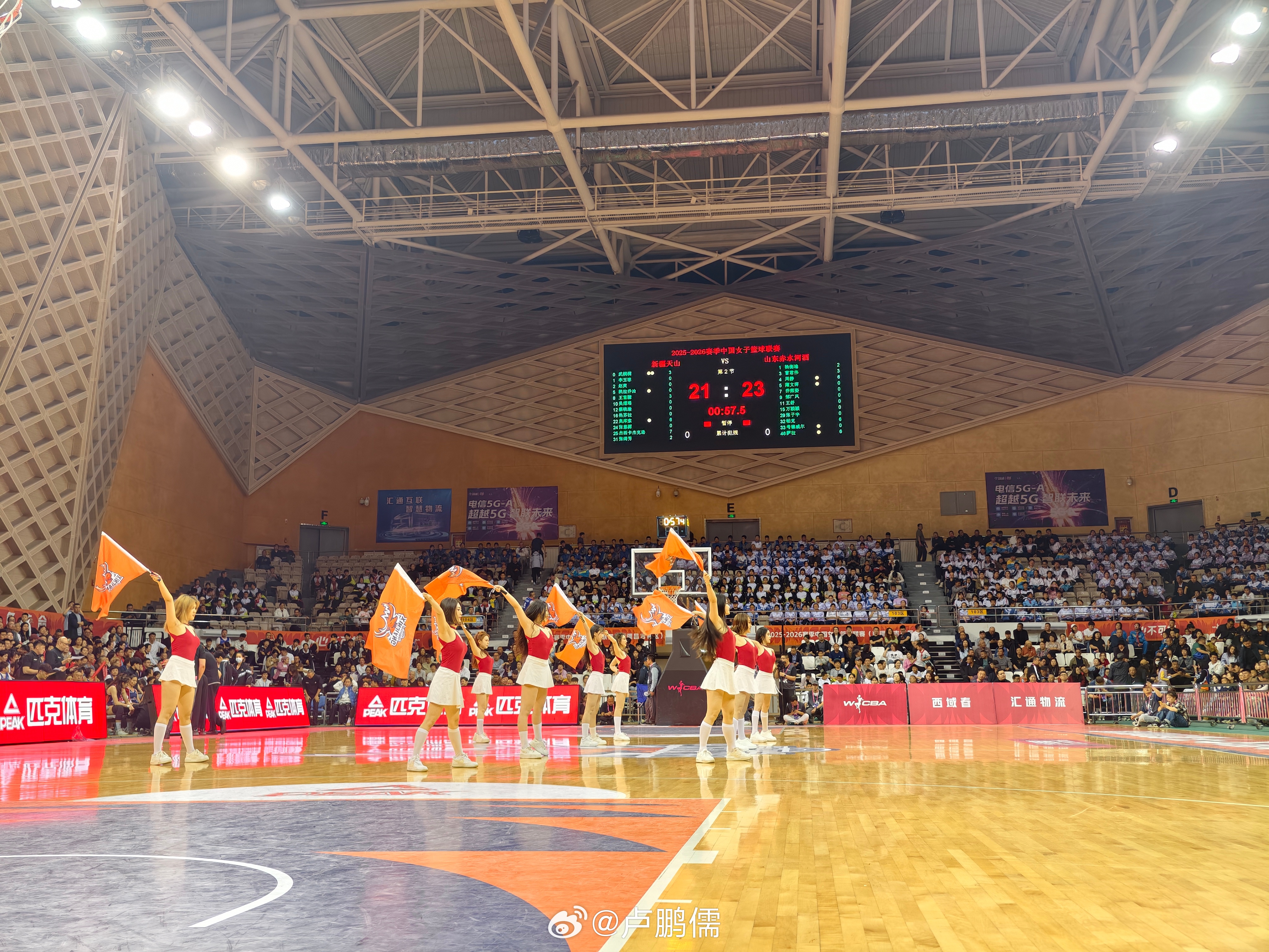 第一节结束，新疆女篮21-23落后山东女篮两分。姑娘们继续稳住节奏，加强攻防转换