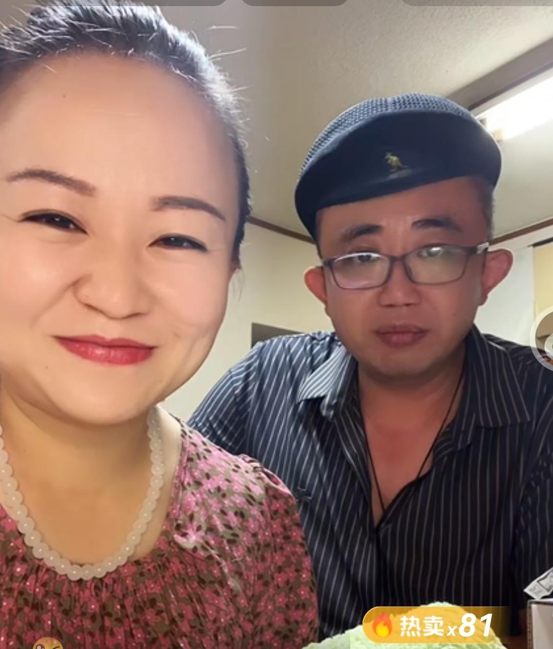 老杨今天的直播，脸上有了往日的阳光灿烂！
     这将近一年了，和现任小魏的婚