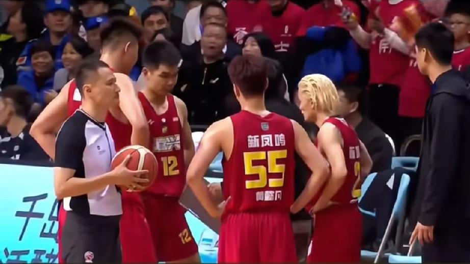 嘉兴队这个55号球员打球太独了，全场1/17的三分球命中率还在那里拼了命的投。如