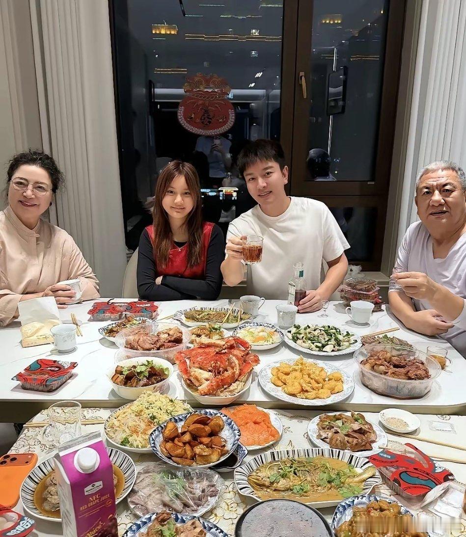 原来明星的年夜饭也没有很豪华，看似满满一大桌，实则都是家常便饭。这一桌里最贵的也