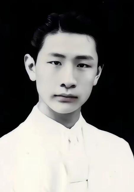 1940年，熟睡中的冯运修，突然感觉不对劲，好像是日军包围他家了。他从枕头下摸出