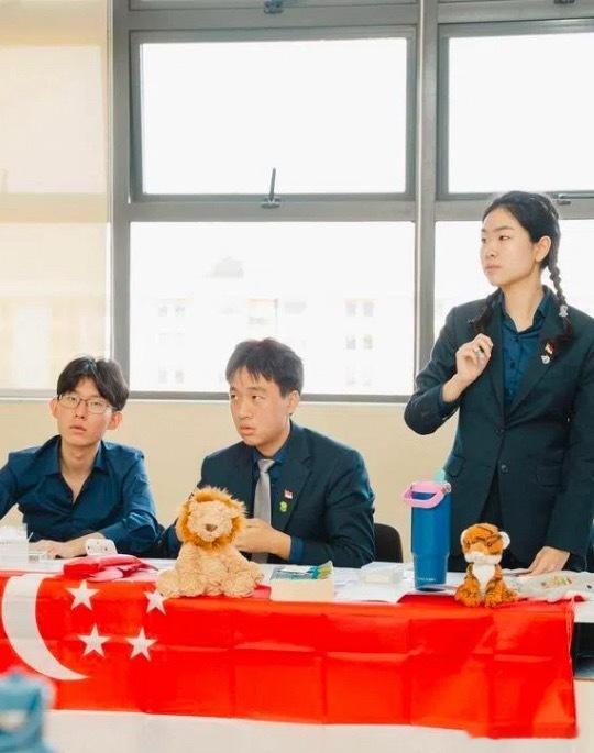 新加坡辩论队在2026年世界学校辩论锦标赛创佳绩，六名辩手中有三人挤入全球个人排