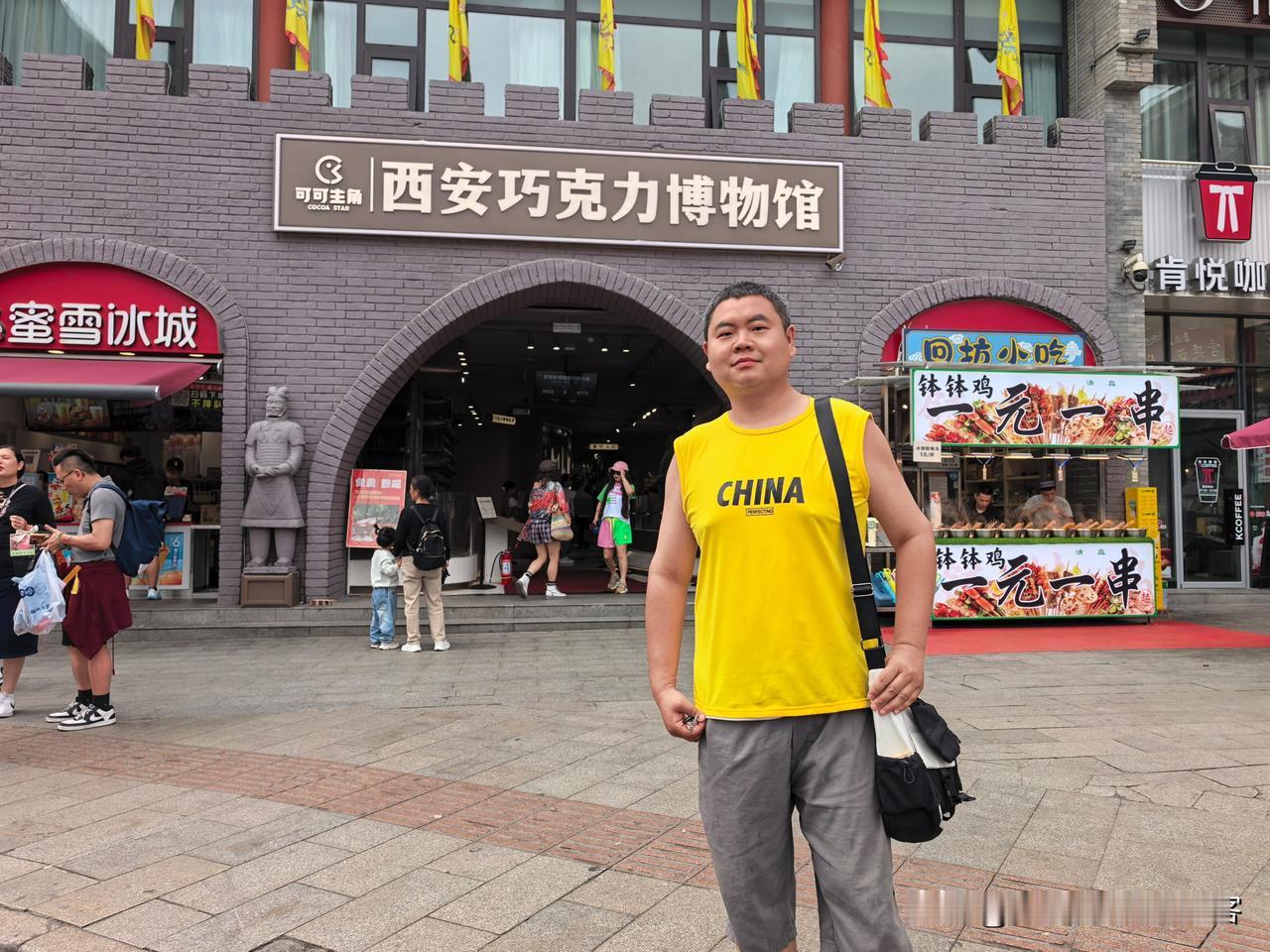下午，在西安回民街，参观巧克力博物馆，欣赏用巧克力和树脂制作的兵马俑。造价8万呀