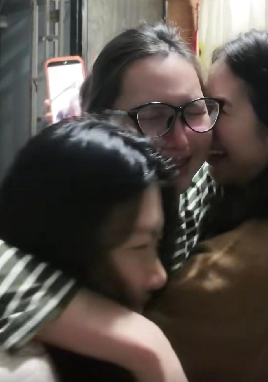 门外响起了敲门声，一个戴着眼镜，独自在家的女子，打开房门的瞬间，看见站在门口的人