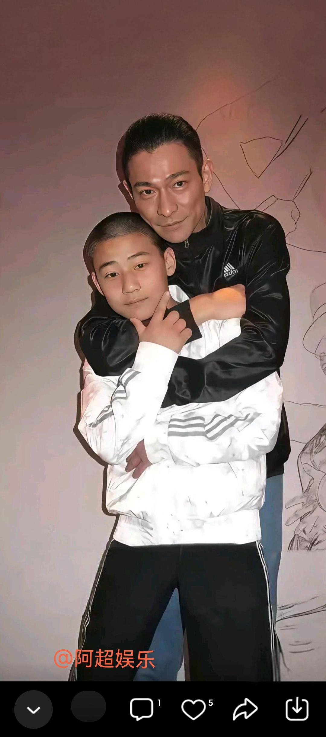 刘德华抱的小孩是谁？？？