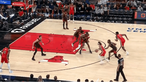 三分真准！勇士去把普尔交易回来吧！
在今天NBA常规赛鹈鹕对阵公牛的第一节比赛中