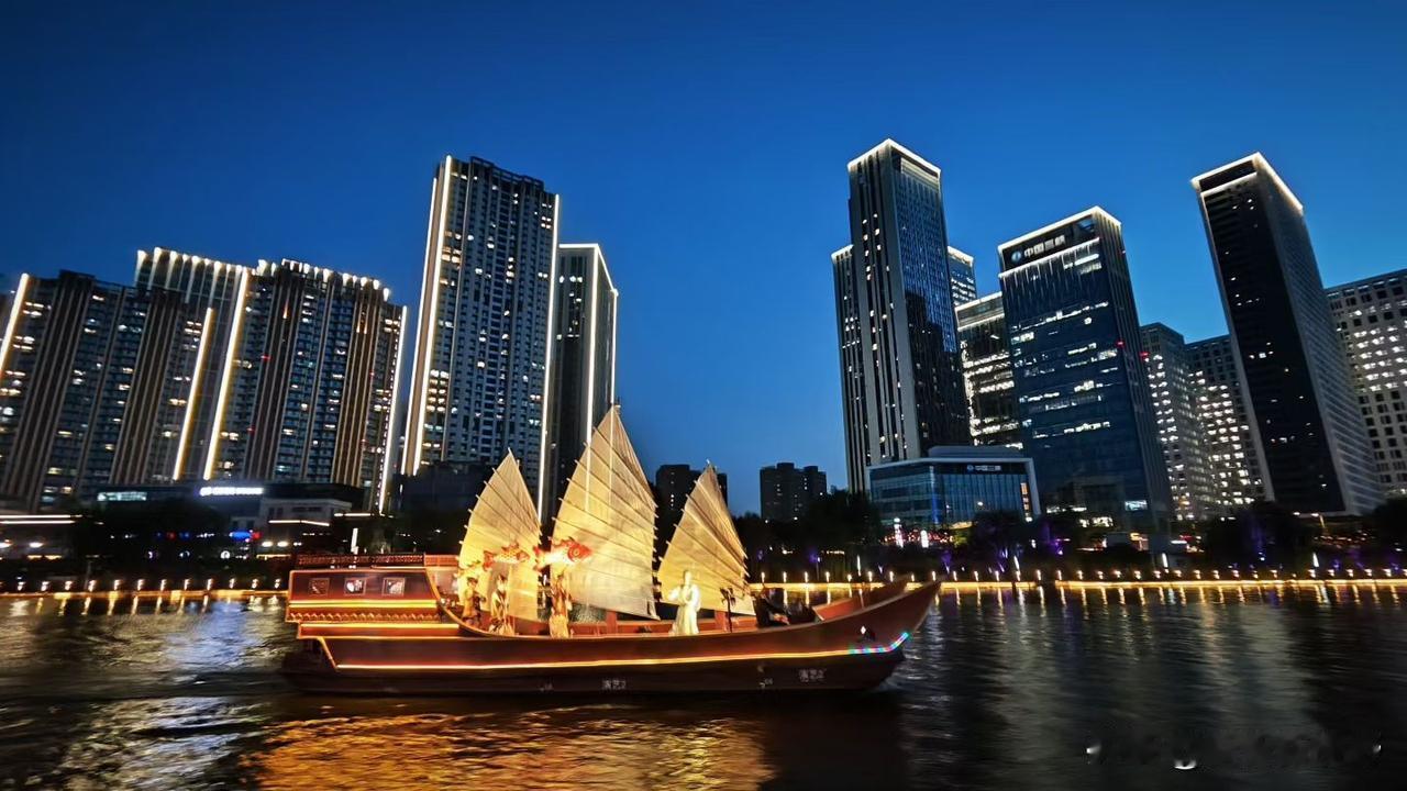 夜游珠江，灯火辉煌，感受现代与传统的交融。