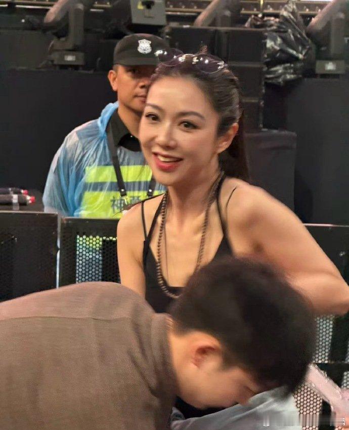 薛凯琪来南宁看蔡依林演唱会 抛开工作享受闲暇，薛凯琪休闲看演唱会，状态松弛又惬意