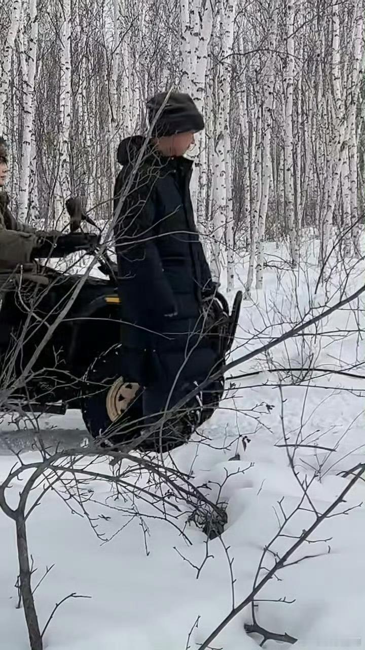 王安宇骑上雪地摩托了哈哈！之前在西藏也玩当地的小车，哪儿都能玩的孩子