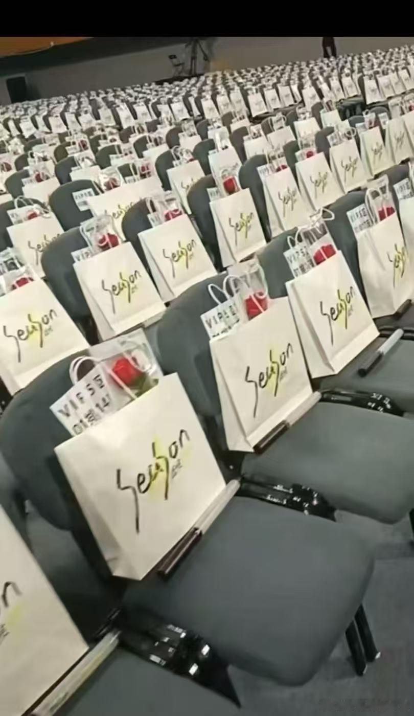 鹿晗七夕为粉丝准备玫瑰花鹿晗七夕为粉丝准备玫瑰花， 呜呜呜呜呜太浪漫了，鹿晗特别