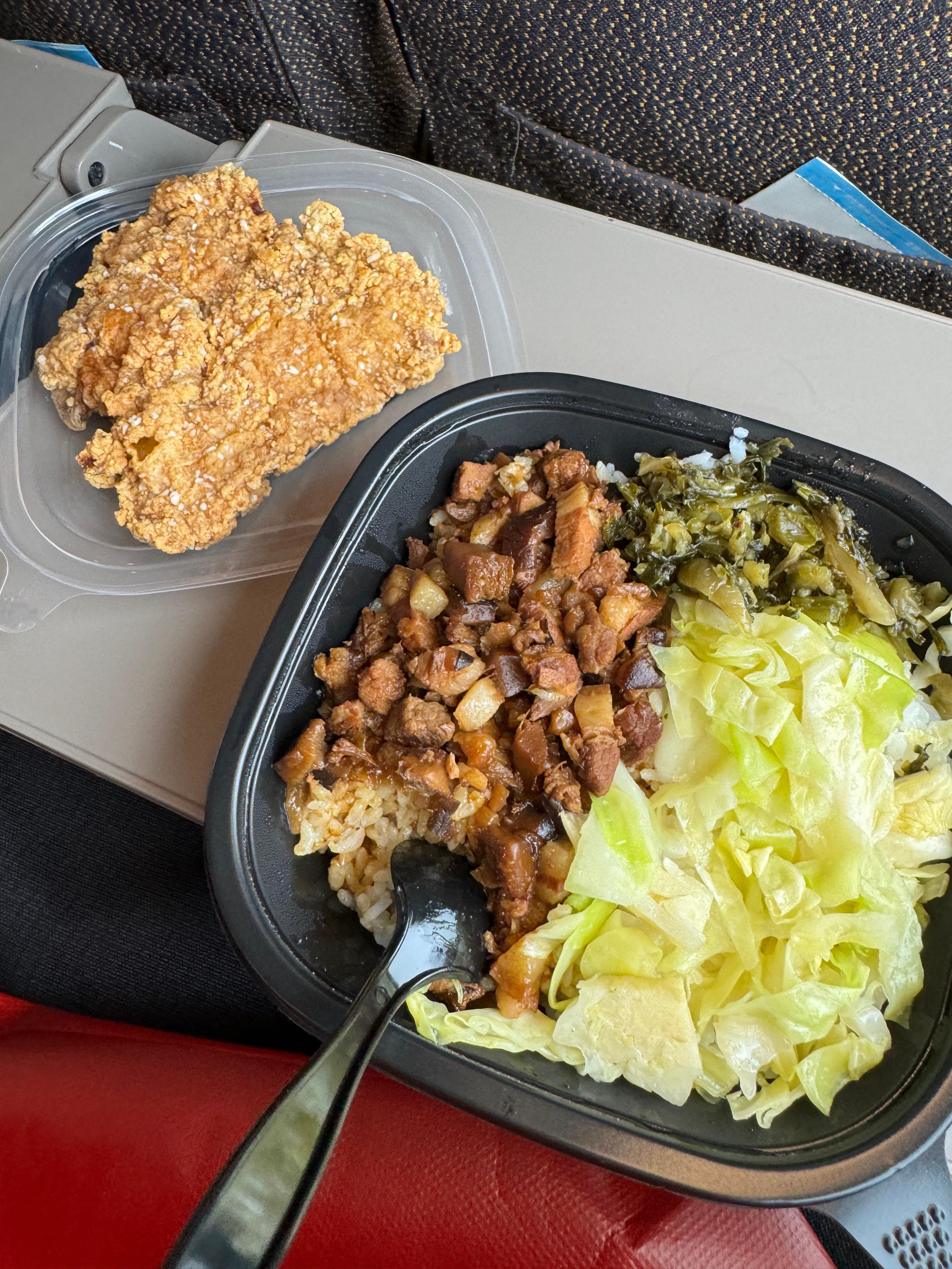 上高铁前点的外卖送餐（伟大发明） 吃的非常干净[嘻嘻]饿的时候立马就能吃饱也让我