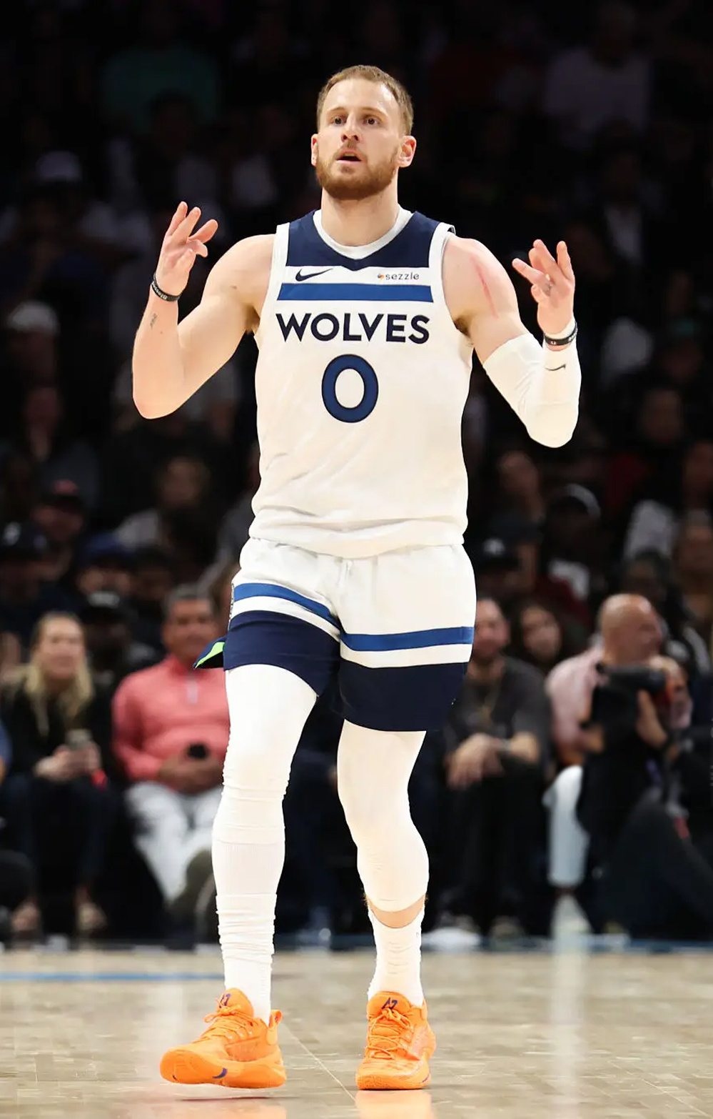 唐特·迪温琴佐 · 安踏 瞬息 PE登场31分钟 13投5中11分 8篮板 4助