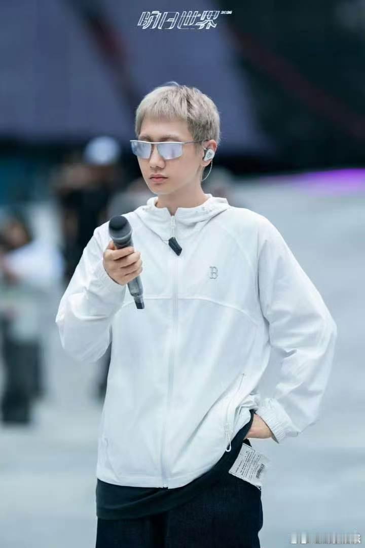 汪苏泷完全疯批美人来的汪苏泷疯批美人 看完舞台后劲太大，又美又疯的形象直接刻进脑