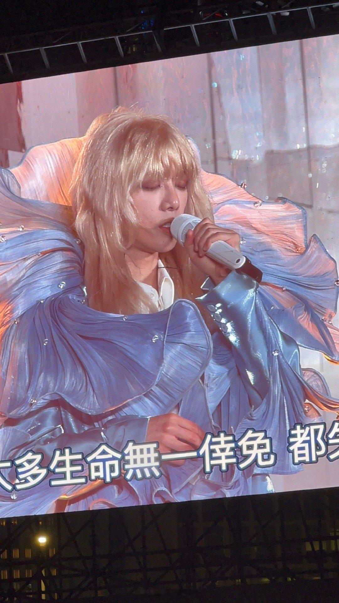 #华晨宇香港#支持华晨宇美丽自由！火星人永远会像花花爱着火星人一样包容支持他[比