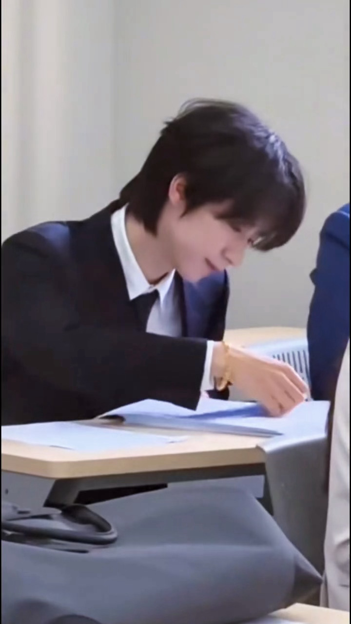 贺峻霖答辩 果然男大还得男大来，贺峻霖好适合穿正装！看到网友分享的贺峻霖答辩路透