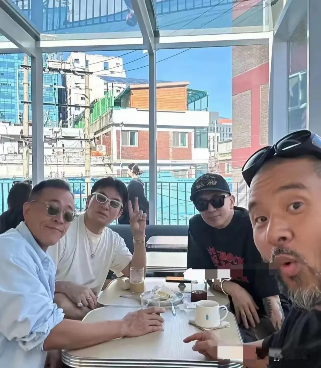 大家都听说了吗
明天就是大S48岁的生日了

欧巴在娘家不回来陪她
前夫带着现任
