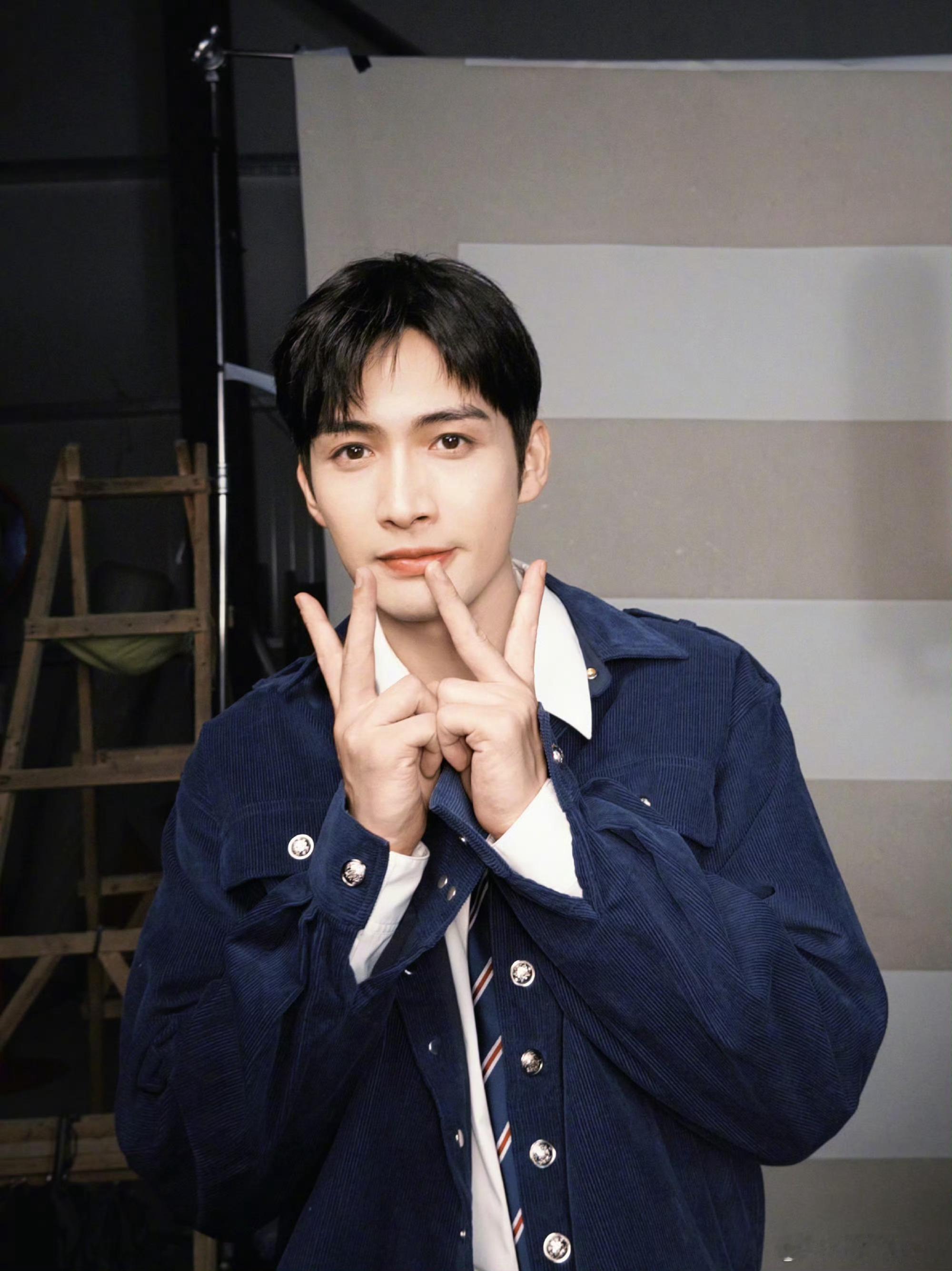 杨幂回复张彬彬祝哥披荆斩棘张彬彬卡点为杨幂送上生日祝福，杨幂也回复张彬彬：“祝哥