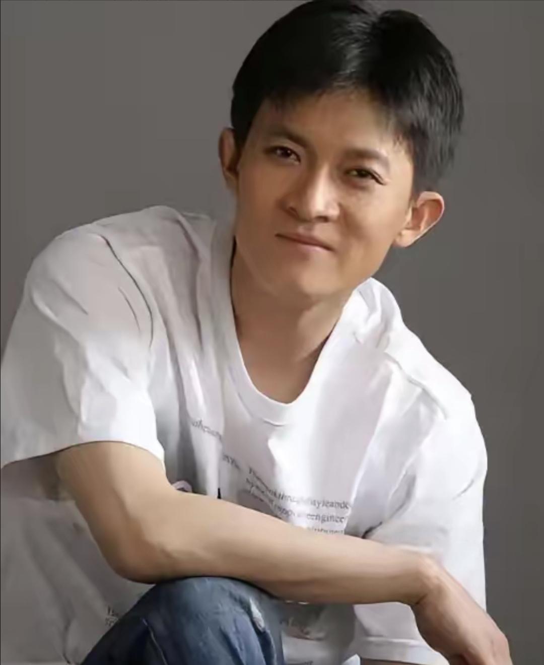 杨志刚说小时候总想知道为啥要过继给舅舅家带。是不是爸妈嫌弃他不听话？还是自己做错