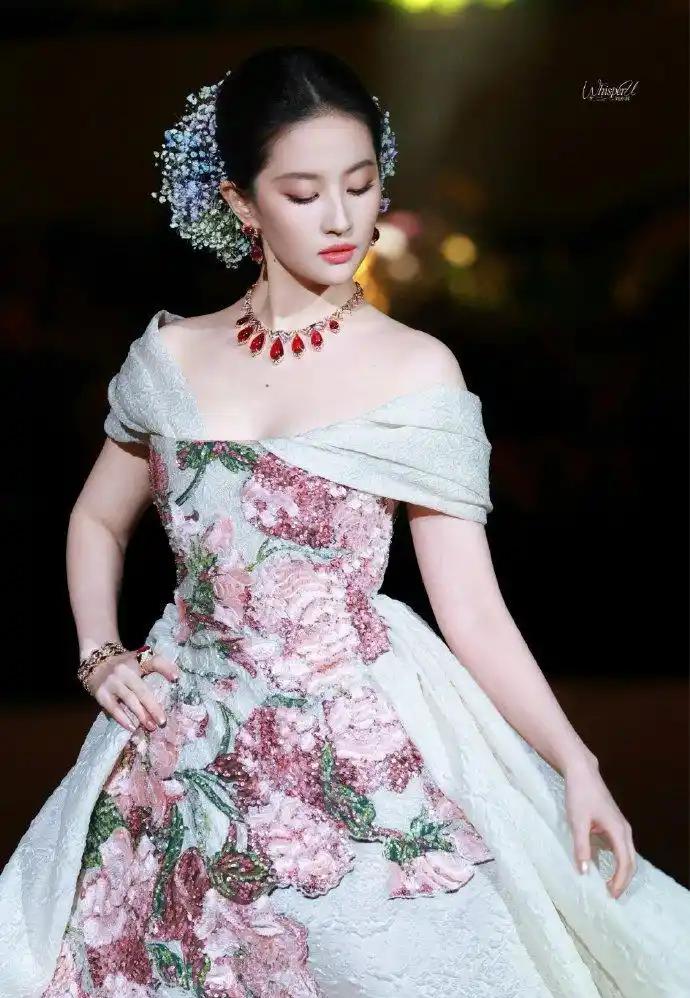 从"灵儿"到国民女神，解码刘亦菲的今茜时代

18年前，15岁的刘亦菲带着"赵灵