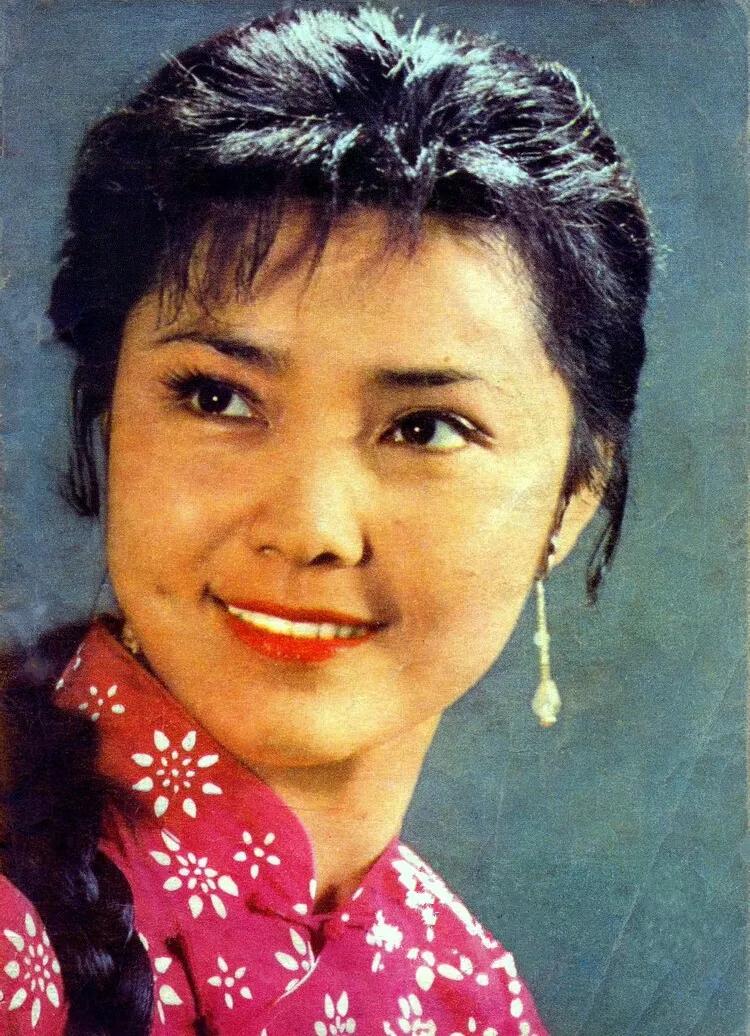 演员，姜黎黎，七十年代巨星，拍摄过红牡丹，因为在电影厂谈恋爱，受到处罚，几年没有