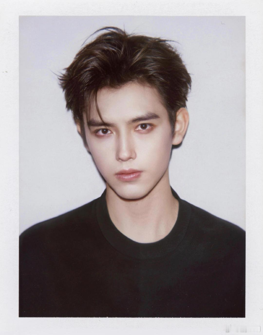 陈飞宇26岁生日撕拉片陈飞宇晒26岁生日撕拉片陈飞宇26岁生日撕拉片，眼神直勾勾