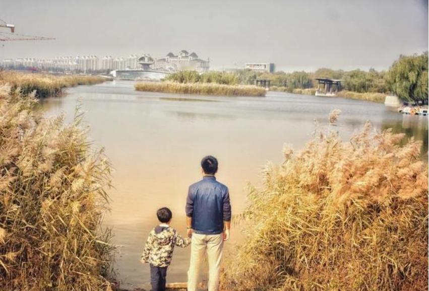 男孩和父亲的关系，决定了他和世界的关系
在浩瀚的人生旅途中，男孩与父亲的关系宛如