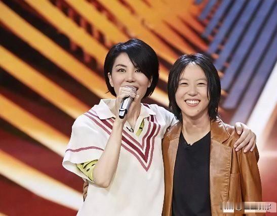 王菲看着疏离，却是顶级的妈妈。她没写过长文卖惨，也没绑架女儿“懂事”，只给了窦靖