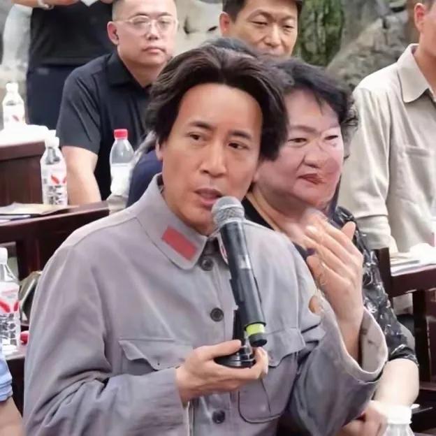 唐国强这次又被观众夸起来了！于和伟饰演伟人的开机照一出，消息爆了！
      