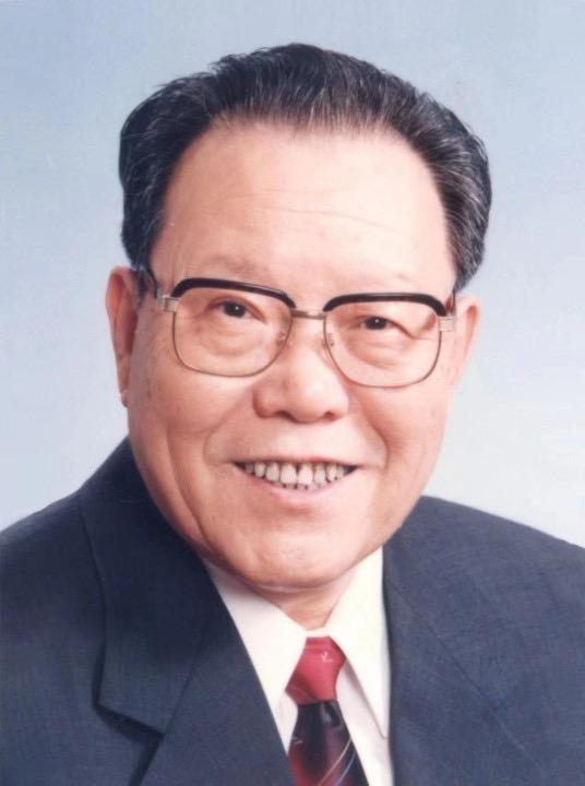 他当中组部长，退休后住老楼，一张沙发用40年。这个人是谁？
