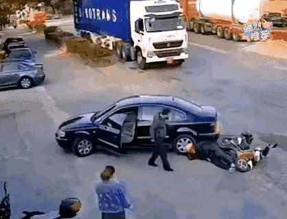 感觉骑摩托车的男子早就瞄准了这辆轿车，就等轿车启动，他就骑过来，碰一个大大的瓷！
