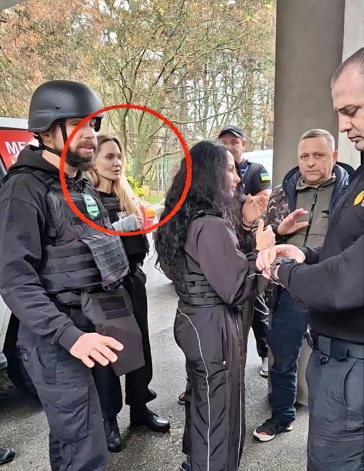 “这里的民众失去了一切，虽然他们一无所有，但他们自由了。”——安吉丽娜·朱莉
虽