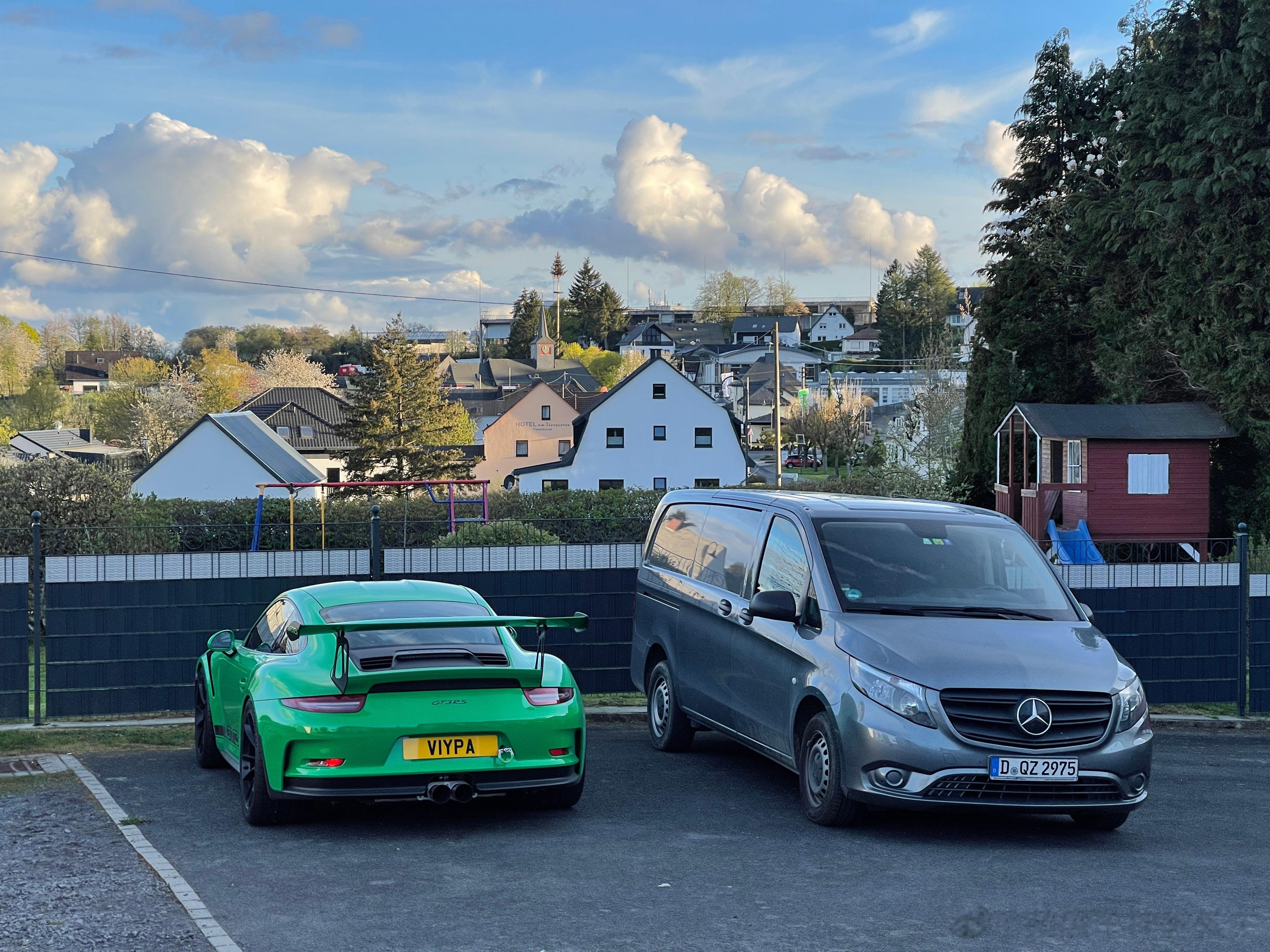 刚入住纽北酒店，就发现门口不是911GT3，就是宝马M。看来明天只有我来守卫Ho