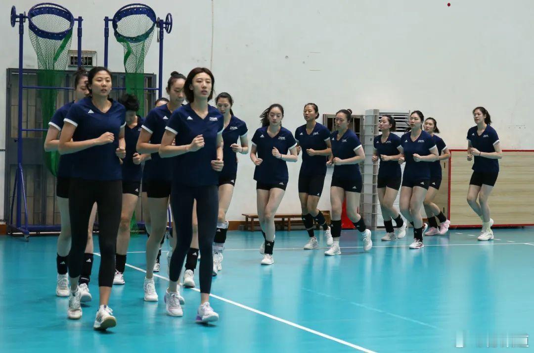 李盈莹中国女排主教练赵勇透露，目前李盈莹还在根据医生的诊断和康复师的计划在进行康