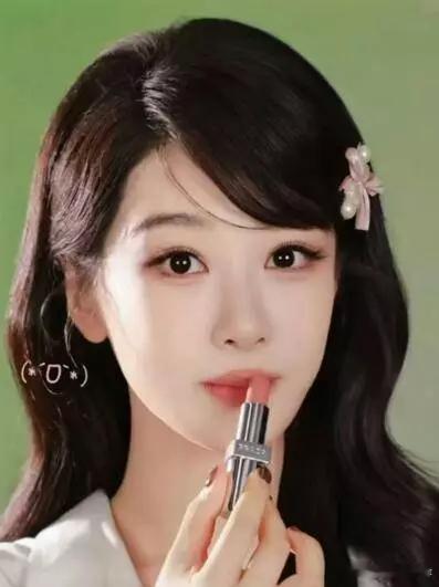 分享娱乐分享娱乐 杨紫身穿白色衬衫气质干净 涂抹口红手法娴熟 