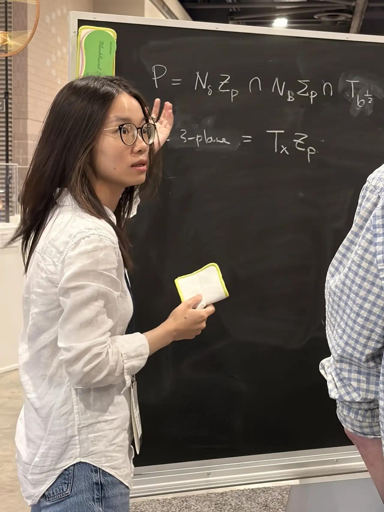 王虹现场做板演推导，
与国外学界同仁们进行学术研讨，
认真听她讲解的，
还有她的