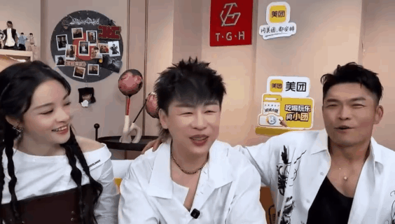 李玖哲说听胡彦斌歌长大的突袭直播惊喜满满，胡彦斌高度认可李玖哲的歌唱实力，能搭档
