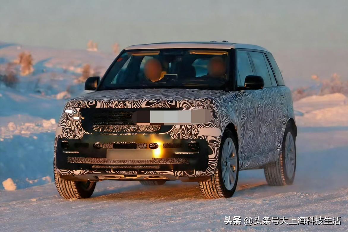 路虎揽胜中期改款路测图曝光 大灯变圆润
外观，前脸大灯看着更圆润，弧度比老款大，
