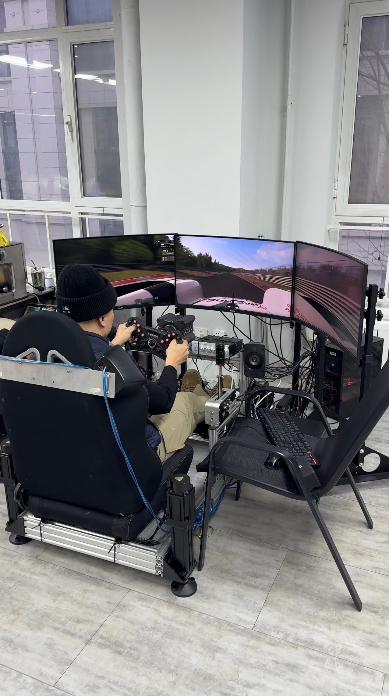 此时，五旬老太在搞脚本。团伙各忙各的，算挺温馨吧