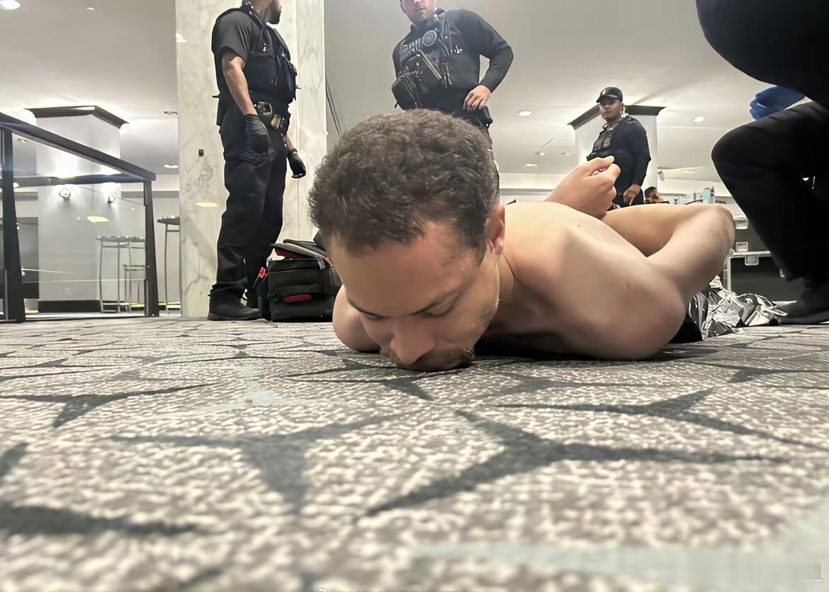 这个就是开枪的嫌疑人，30岁左右，当时拿的是霰弹枪，川普在枪声响起第一声就被拥护