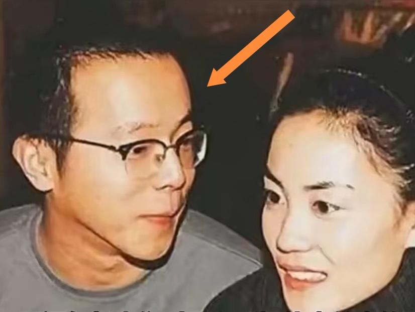 看到王菲第一任丈夫窦唯年轻时的照片，我第一眼居然差点以为是汪小菲，两人长得也太像