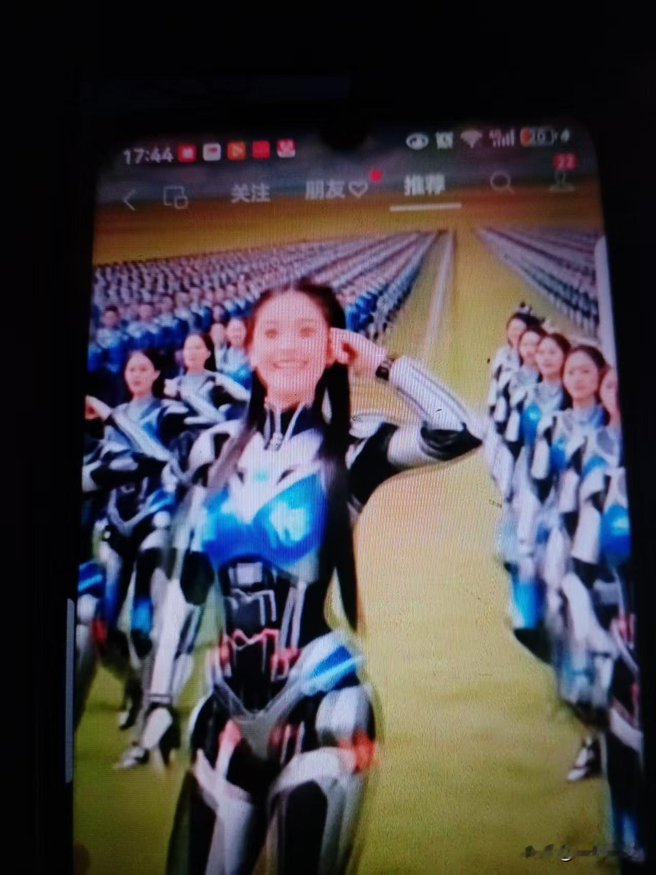 女性机器人，看上去精神，英姿飒爽。
深受大众喜爱，一看就提神，外衣在套一层，保护