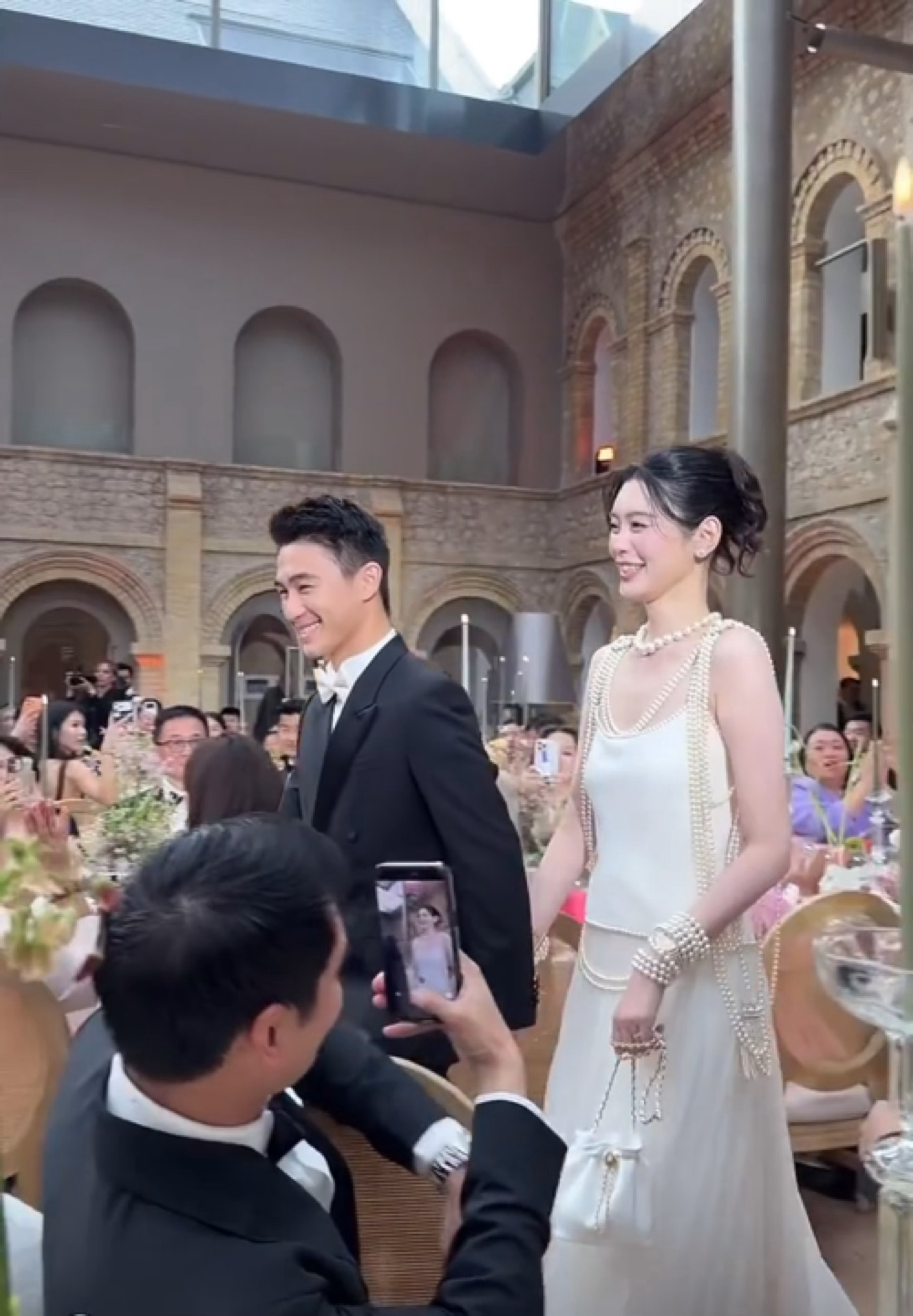 【奚梦瑶戴了婆婆的珍珠项链】奚梦瑶的项链是四太珍藏 6月2日，据MiniBAZA